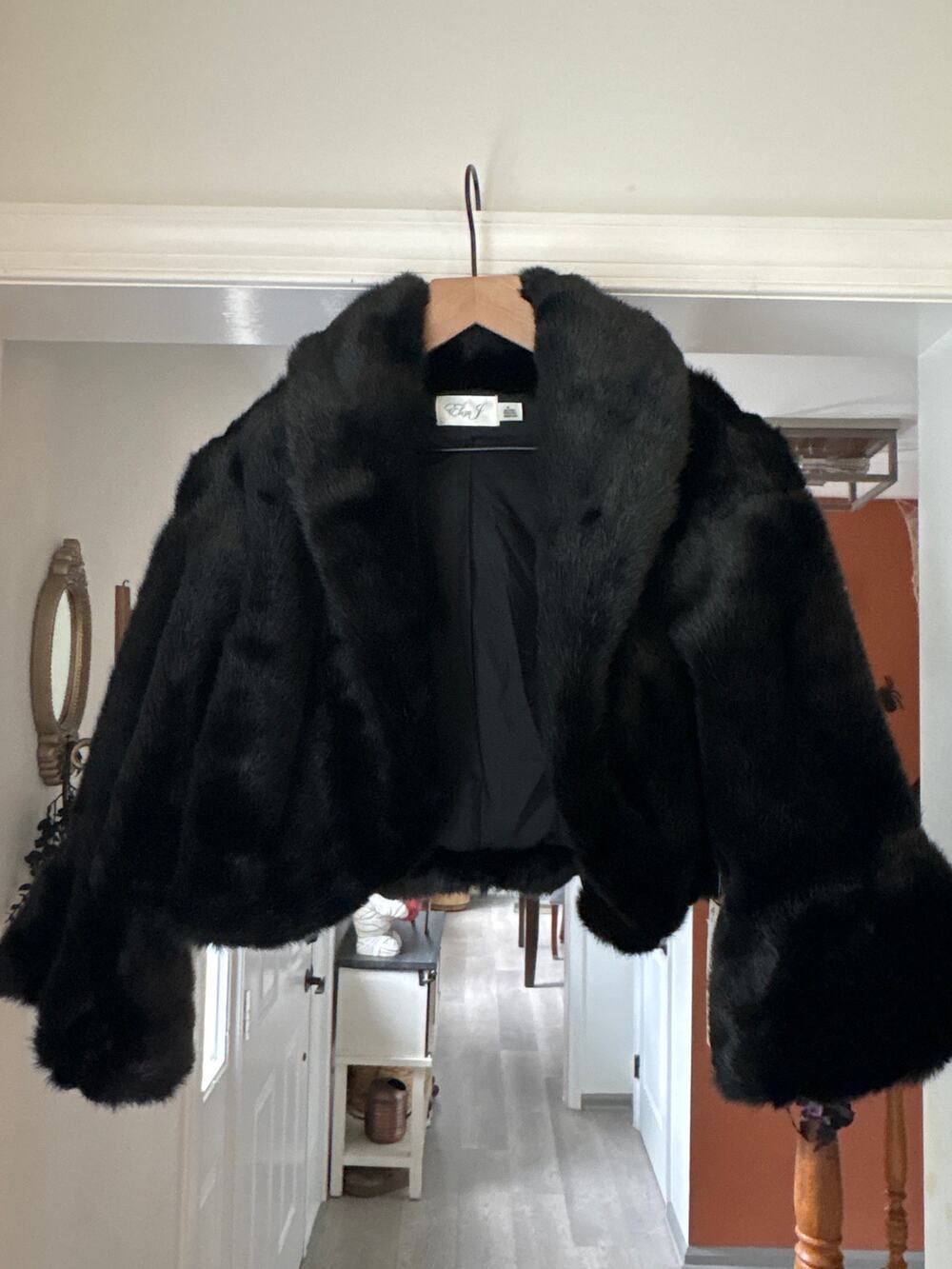 NWT Eliza J Black Faux Fur Cropped Jacket Medium Bell Sleeve Quiet Luxury Winter